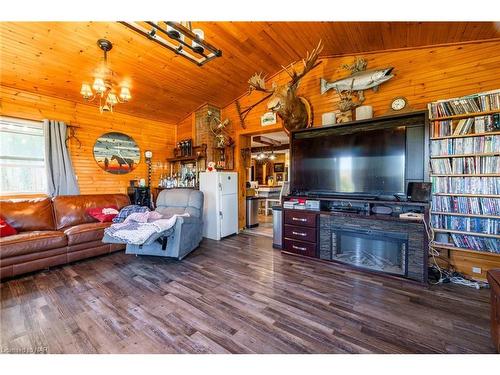 92 Warner Road, Niagara-On-The-Lake, ON - Indoor Photo Showing Living Room