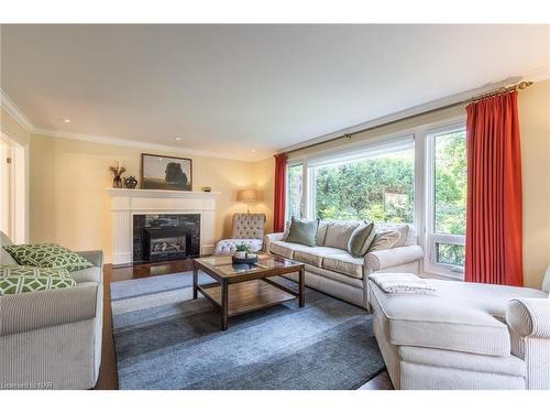 328 Niagara Boulevard, Niagara-On-The-Lake, ON - Indoor Photo Showing Living Room With Fireplace