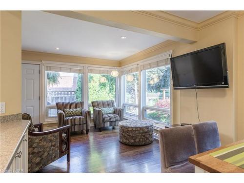 328 Niagara Boulevard, Niagara-On-The-Lake, ON - Indoor Photo Showing Living Room