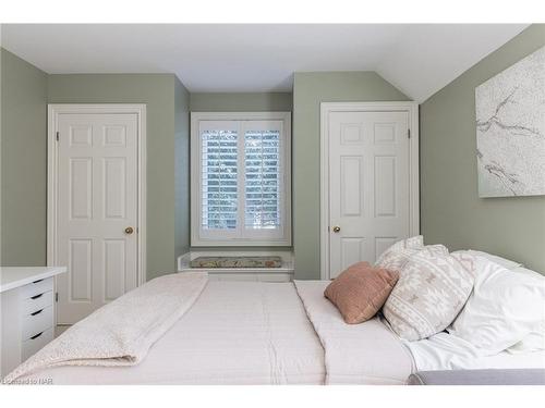 328 Niagara Boulevard, Niagara-On-The-Lake, ON - Indoor Photo Showing Bedroom