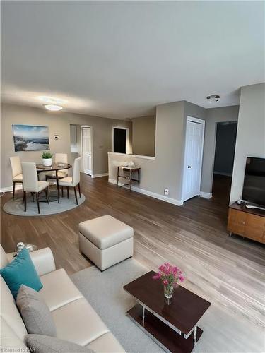 10-443 Nassau Street, Niagara-On-The-Lake, ON - Indoor Photo Showing Living Room