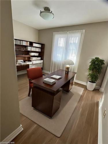 10-443 Nassau Street, Niagara-On-The-Lake, ON - Indoor Photo Showing Bedroom