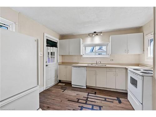 90 First Street, Welland, ON - Indoor Photo Showing Kitchen With Double Sink