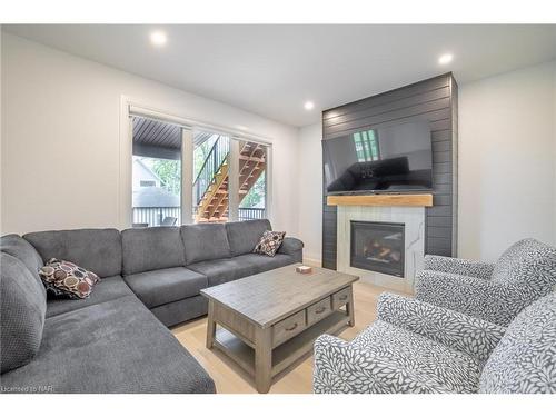 3709 Ryan Avenue, Fort Erie, ON - Indoor Photo Showing Living Room With Fireplace