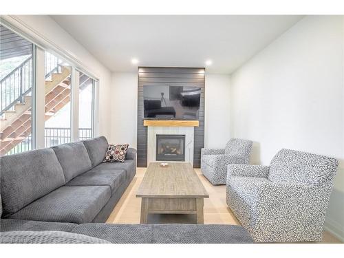 3709 Ryan Avenue, Fort Erie, ON - Indoor Photo Showing Living Room With Fireplace