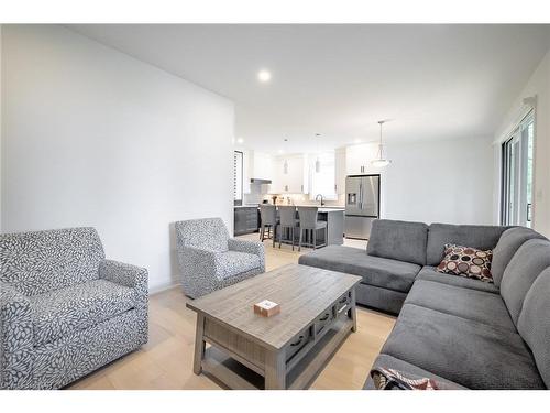 3709 Ryan Avenue, Fort Erie, ON - Indoor Photo Showing Living Room