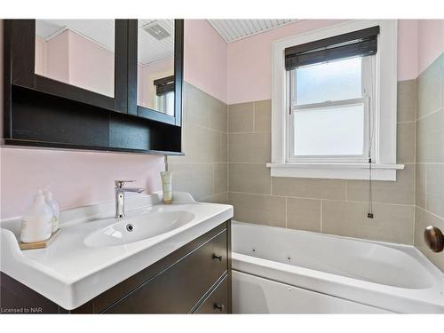 24 Forest Avenue, Port Colborne, ON - Indoor Photo Showing Bathroom