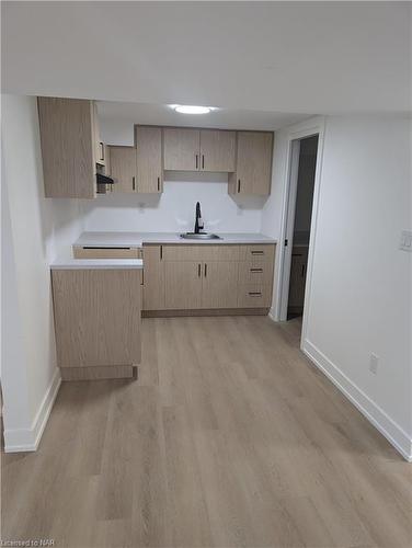 Lower A-37 Parkdale Drive, Thorold, ON - Indoor Photo Showing Kitchen