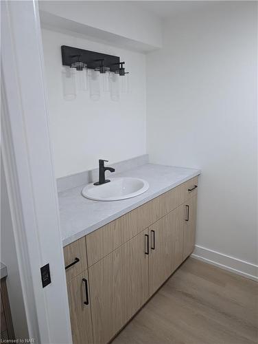 Lower A-37 Parkdale Drive, Thorold, ON - Indoor Photo Showing Bathroom