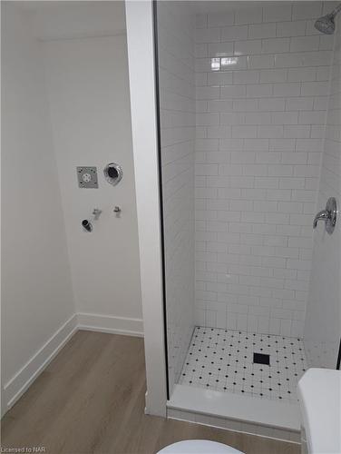 Lower B-37 Parkdale Drive, Thorold, ON - Indoor Photo Showing Bathroom