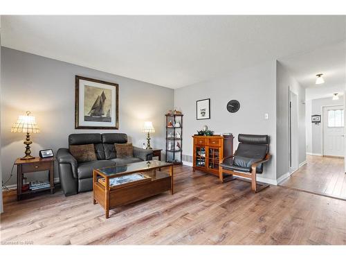 24-122 Bunting Road, St. Catharines, ON - Indoor Photo Showing Living Room