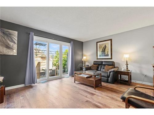 24-122 Bunting Road, St. Catharines, ON - Indoor Photo Showing Living Room