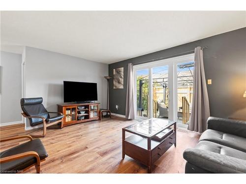 24-122 Bunting Road, St. Catharines, ON - Indoor Photo Showing Living Room