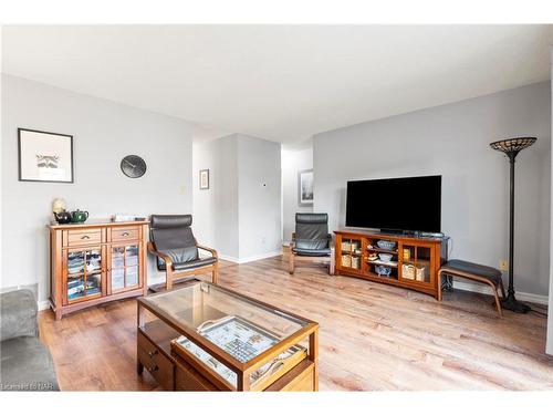 24-122 Bunting Road, St. Catharines, ON - Indoor Photo Showing Living Room