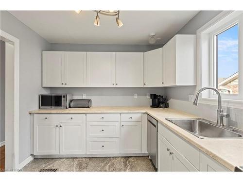 24-122 Bunting Road, St. Catharines, ON - Indoor Photo Showing Kitchen