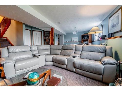 19 Windle Village Crescent, Thorold, ON - Indoor Photo Showing Living Room