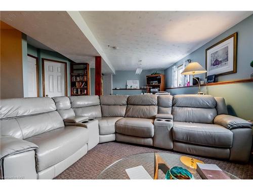 19 Windle Village Crescent, Thorold, ON - Indoor Photo Showing Living Room