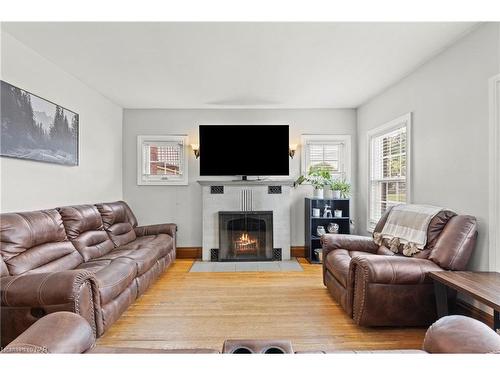 6386 Crawford Street, Niagara Falls, ON - Indoor Photo Showing Living Room With Fireplace