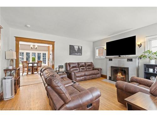 6386 Crawford Street, Niagara Falls, ON - Indoor Photo Showing Living Room With Fireplace