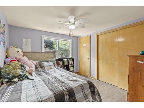 6386 Crawford Street, Niagara Falls, ON - Indoor Photo Showing Bedroom