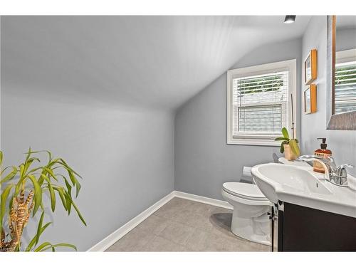 6386 Crawford Street, Niagara Falls, ON - Indoor Photo Showing Bathroom