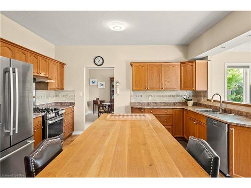 2170 Houck Crescent, Fort Erie, ON - Indoor Photo Showing Kitchen With Double Sink