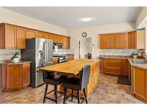 2170 Houck Crescent, Fort Erie, ON - Indoor Photo Showing Kitchen With Double Sink