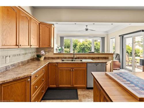 2170 Houck Crescent, Fort Erie, ON - Indoor Photo Showing Kitchen With Double Sink