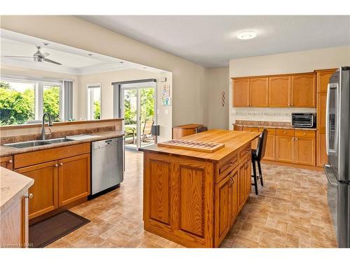 2170 Houck Crescent, Fort Erie, ON - Indoor Photo Showing Kitchen With Double Sink