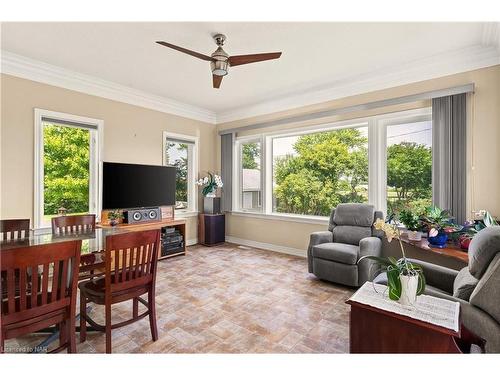 2170 Houck Crescent, Fort Erie, ON - Indoor Photo Showing Living Room