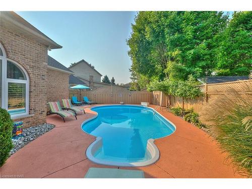 14 Brookfield Court, Fonthill, ON - Outdoor With In Ground Pool