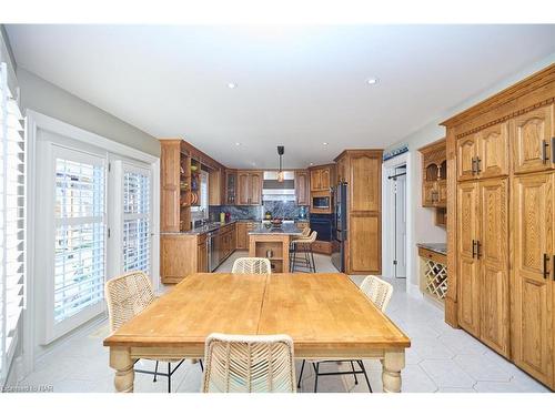 14 Brookfield Court, Fonthill, ON - Indoor Photo Showing Dining Room