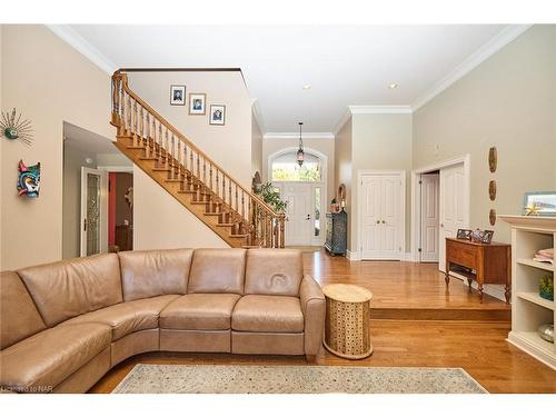 14 Brookfield Court, Fonthill, ON - Indoor Photo Showing Living Room