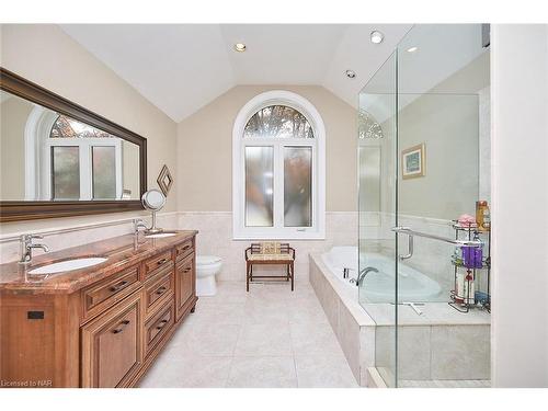 14 Brookfield Court, Fonthill, ON - Indoor Photo Showing Bathroom