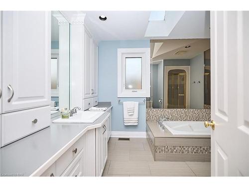 14 Brookfield Court, Fonthill, ON - Indoor Photo Showing Bathroom