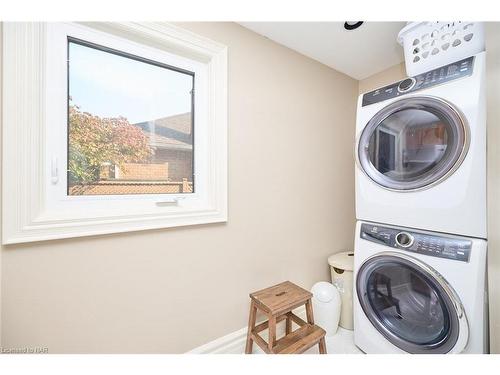 14 Brookfield Court, Fonthill, ON - Indoor Photo Showing Laundry Room