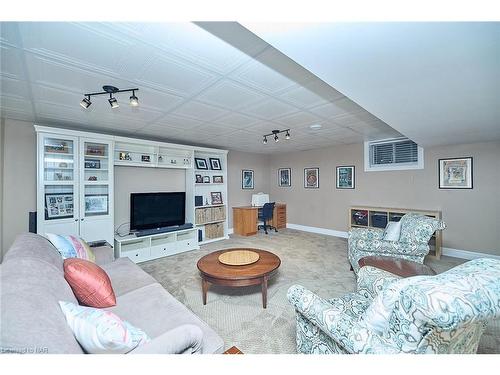 14 Brookfield Court, Fonthill, ON - Indoor Photo Showing Other Room