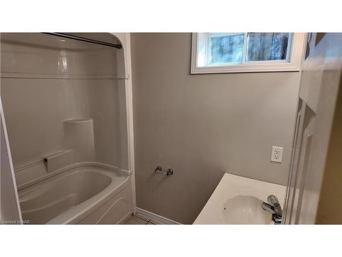 3 Calcott Court, Thorold, ON - Indoor Photo Showing Bathroom