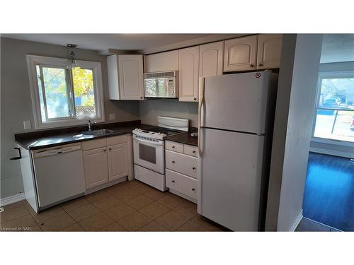 3 Calcott Court, Thorold, ON - Indoor Photo Showing Kitchen