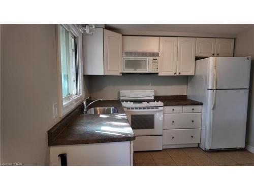 3 Calcott Court, Thorold, ON - Indoor Photo Showing Kitchen