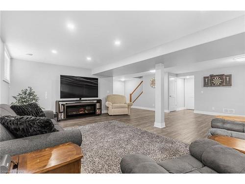 55-180 Port Robinson Road, Pelham, ON - Indoor Photo Showing Living Room