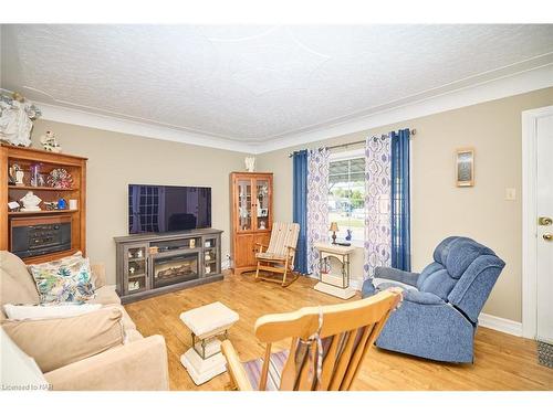 87 Southworth Street, Welland, ON - Indoor Photo Showing Living Room