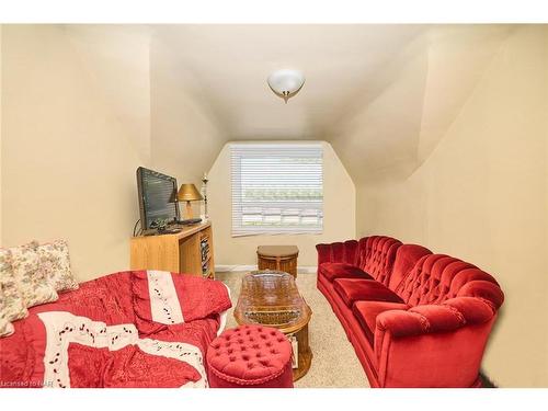 87 Southworth Street, Welland, ON - Indoor Photo Showing Living Room