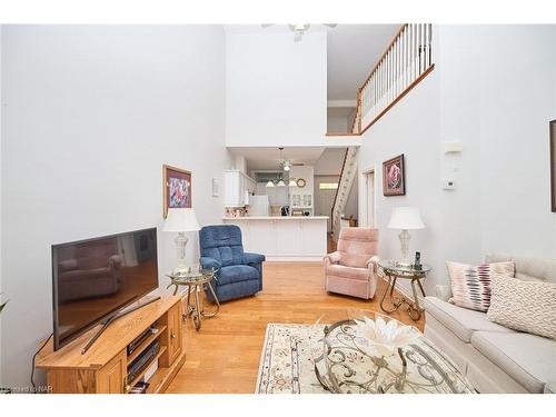 10-8142 Costabile Drive, Niagara Falls, ON - Indoor Photo Showing Living Room