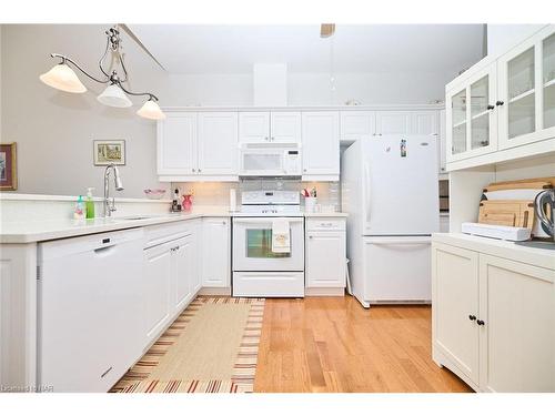 10-8142 Costabile Drive, Niagara Falls, ON - Indoor Photo Showing Kitchen