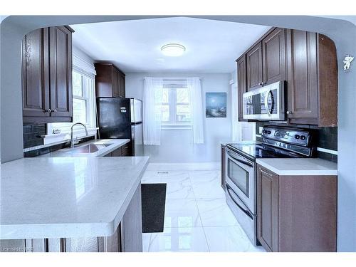 15 Oakridge Crescent, Port Colborne, ON - Indoor Photo Showing Kitchen