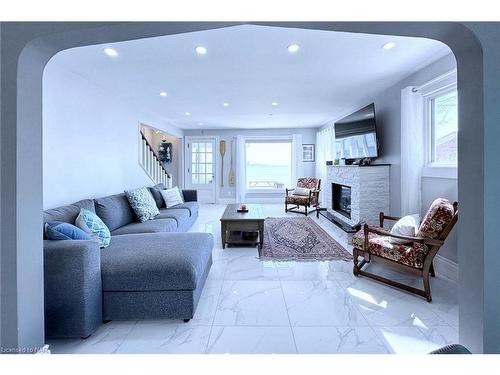 15 Oakridge Crescent, Port Colborne, ON - Indoor Photo Showing Living Room With Fireplace