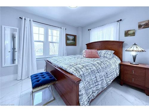 15 Oakridge Crescent, Port Colborne, ON - Indoor Photo Showing Bedroom