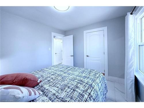 15 Oakridge Crescent, Port Colborne, ON - Indoor Photo Showing Bedroom