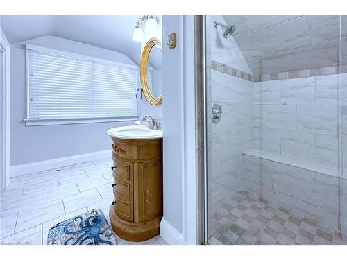 15 Oakridge Crescent, Port Colborne, ON - Indoor Photo Showing Bathroom